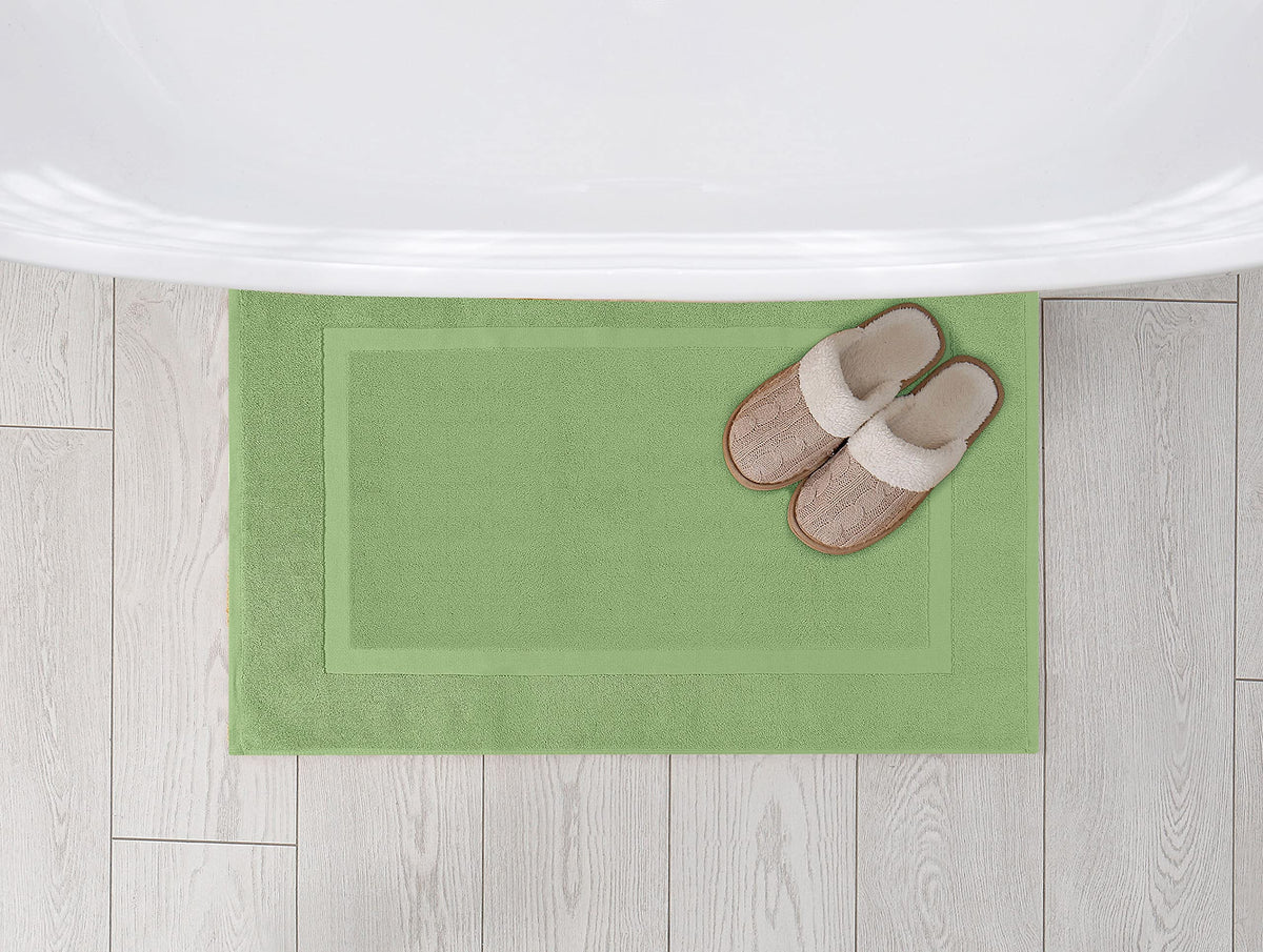 Utopia Towels 21x34 tub-entry mat helps keep floors dry.