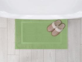 Utopia Towels 21x34 tub-entry mat helps keep floors dry.
