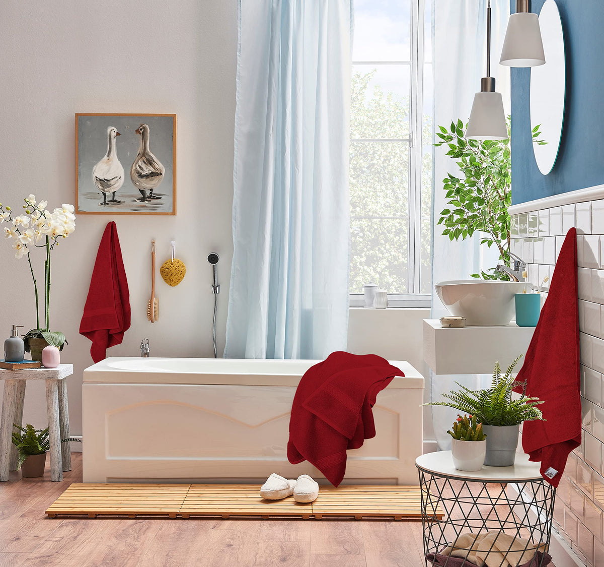Utopia Towels double stitched hem: lasting edges prevent fraying with heavy use.
