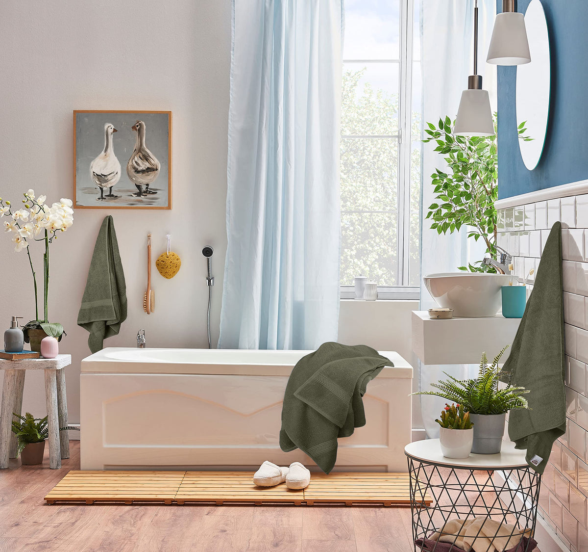 Utopia Towels double-stitched hem detail adds durability and clean edges.