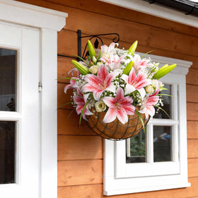 Uven Traoqq easy care lilies rinse clean without wilting.