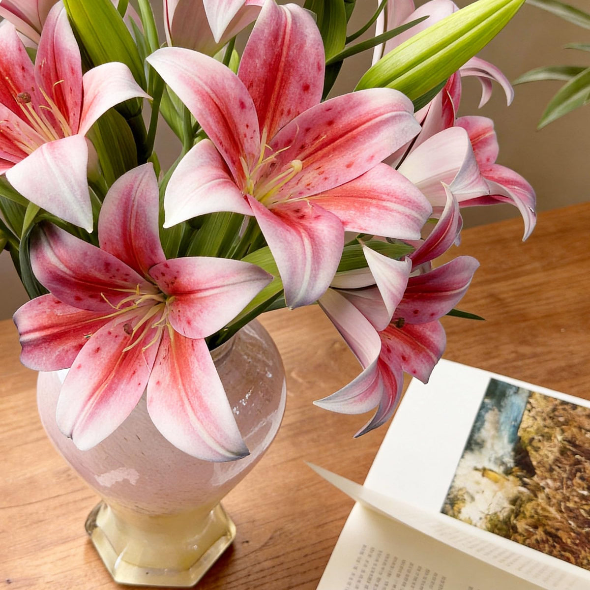 Uven Traoqq lifelike lily petal detail enhances room ambiance.