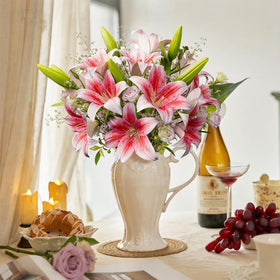 Uven Traoqq lilies in a vase ideal for event decor.