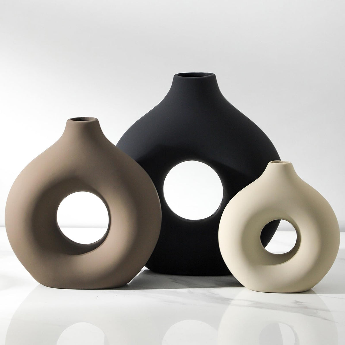 Vanselia donut vase large with hollow design, ideal as a dining table centerpiece for fresh blooms