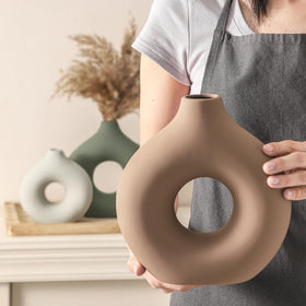 Vanselia donut vase tabletop display enhances dining room ambiance