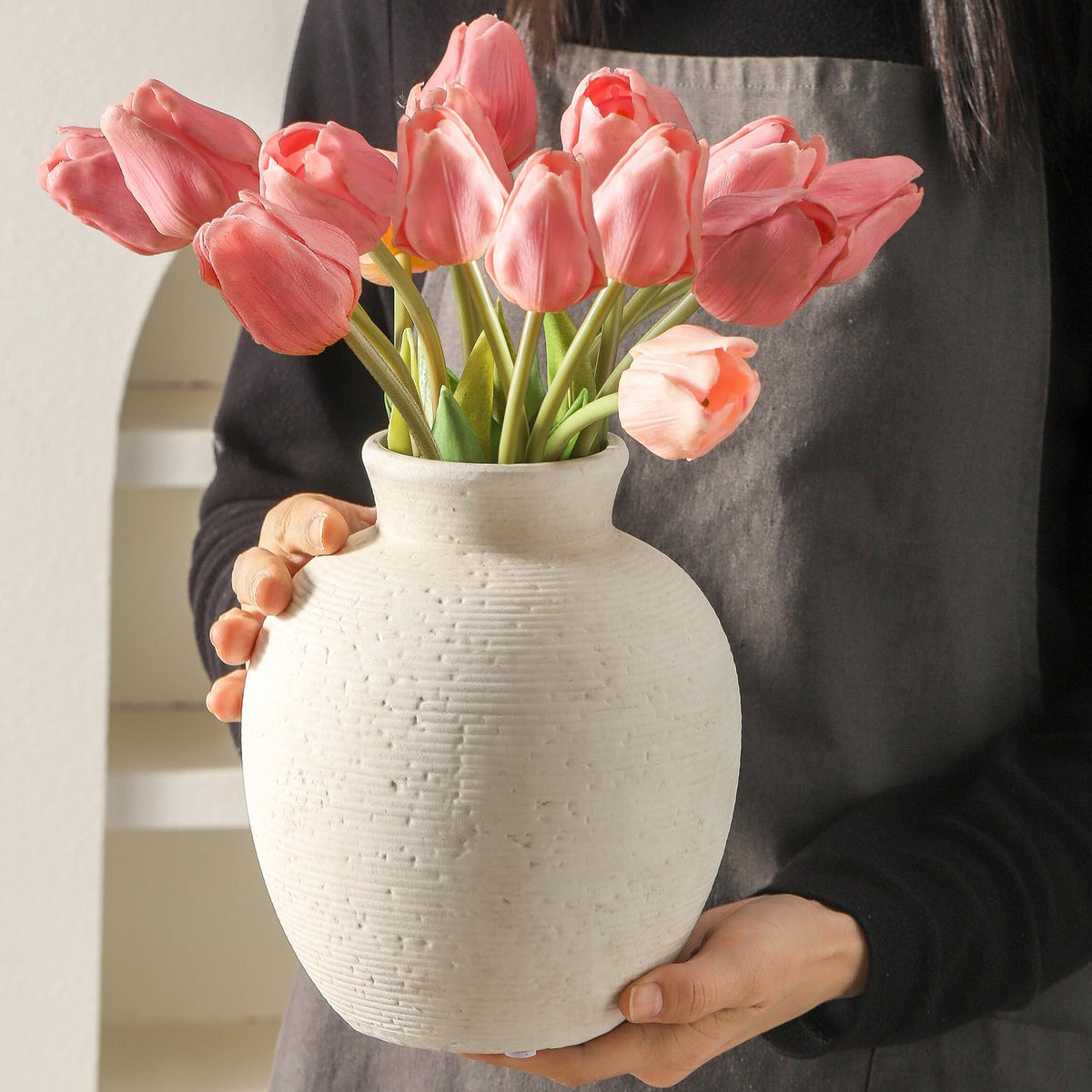 Vanselia waterproof interior lets you display water-based arrangements with confidence.