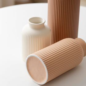 Vaurcesa versatile vase for living rooms and offices as statement pieces