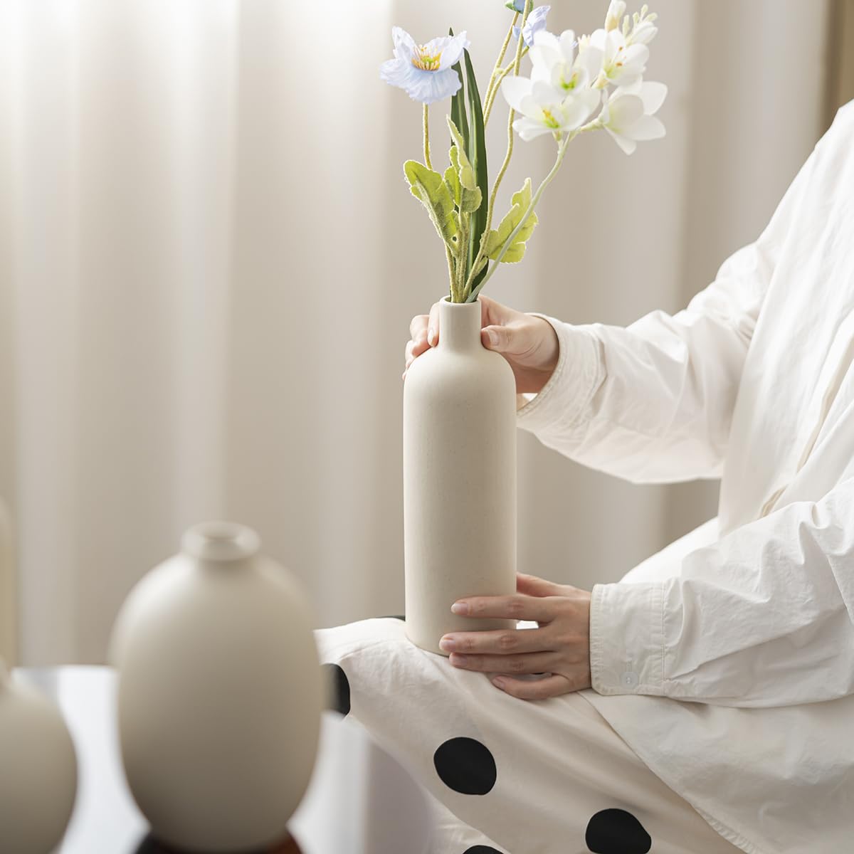 Vaurcesa vase with waterproof inside allows direct water fill.