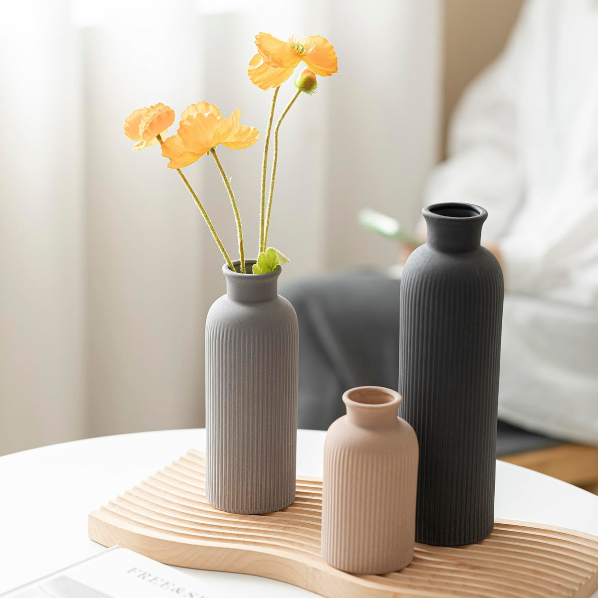 vaurcesa vase set used as office desk decor