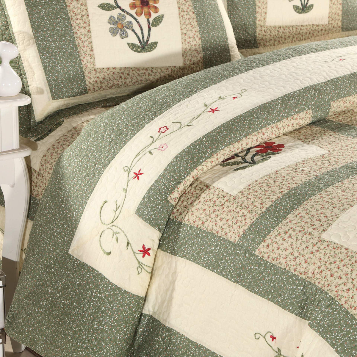 vctops Queen Size Quilt 91x98 offers ample coverage without heaviness.
