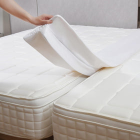 Vekkia bed-bridge overview shows easy twin-to-king conversion with solid support.
