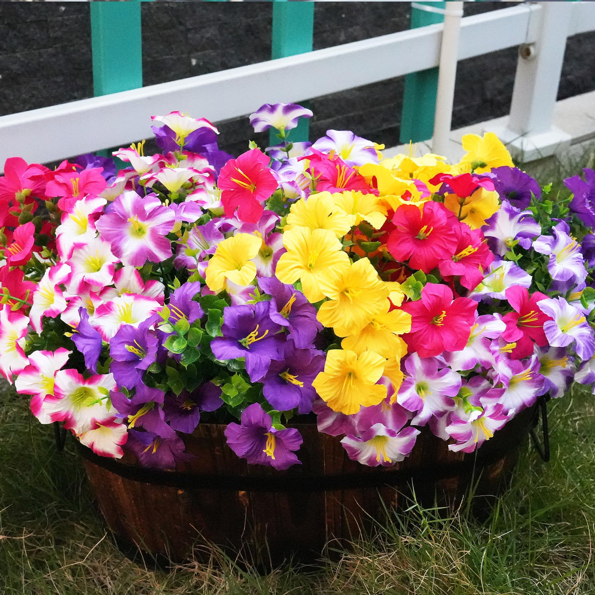 Vemander weatherproof decorative blossoms suitable for patio, balcony, and garden.