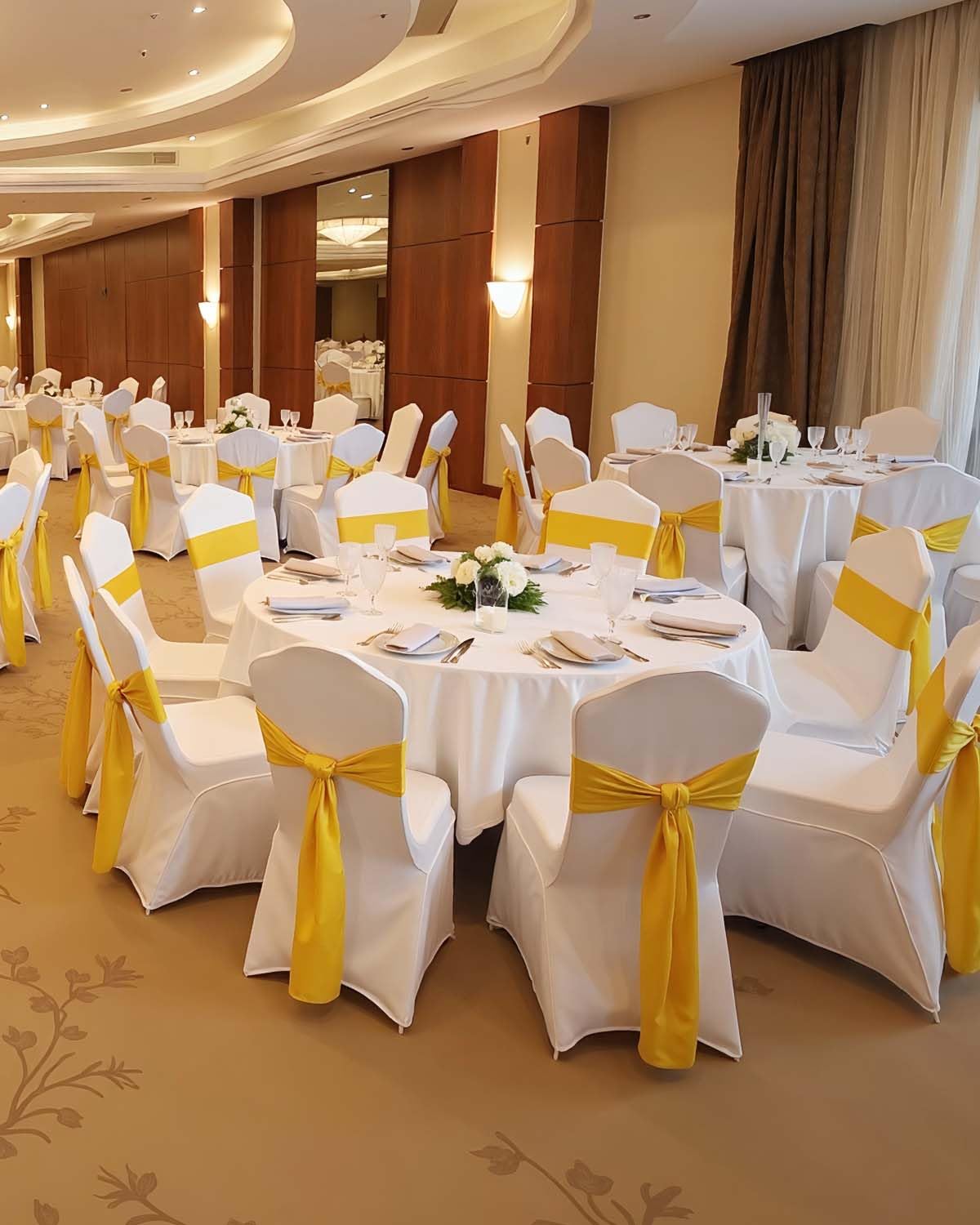 VEVOR white chair cover universal-fit for weddings and banquets.