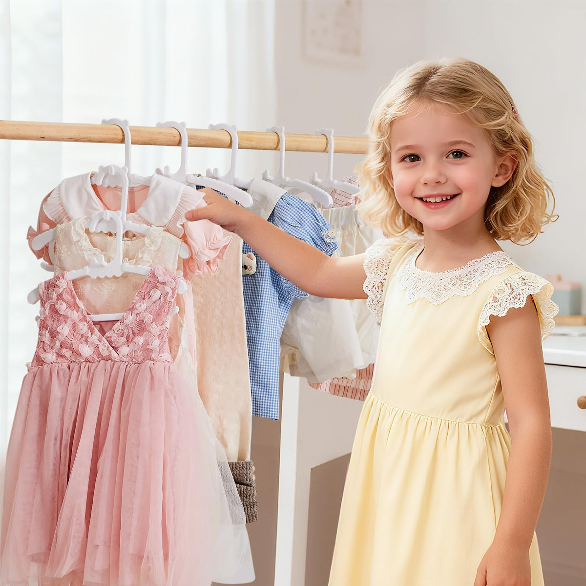 VIIBASE 35 detachable clips secure small items without slipping.