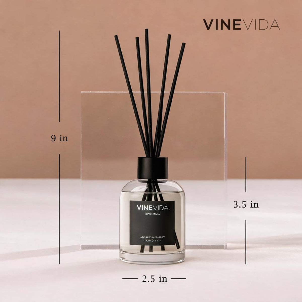 Close-up of VINEVIDA Volcano diffuser bottle cap, showcasing sleek design.