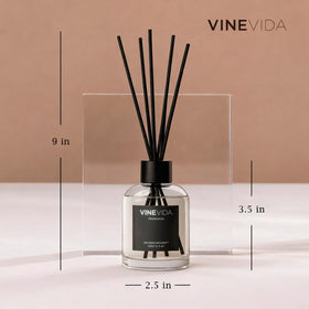 Close-up of VINEVIDA Volcano diffuser bottle cap, showcasing sleek design.