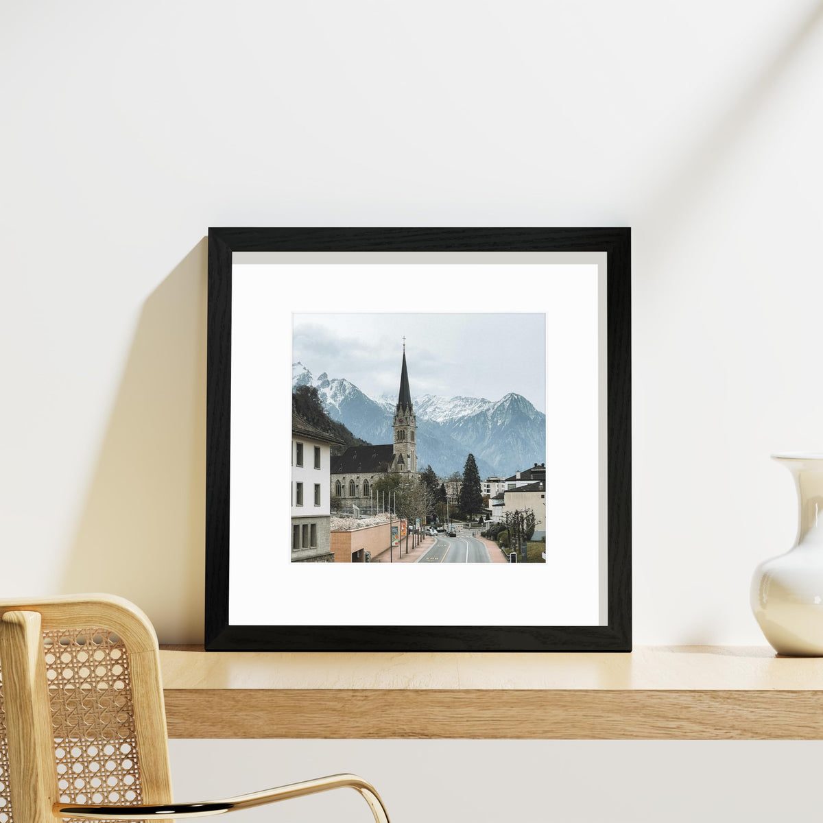 Vittanly wall-hanging hooks enable quick mounting and flexible arrangement.