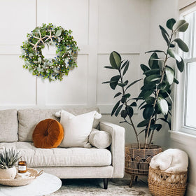 Vivimemo seaside greenery wreath with berries and starfish for coastal ambience.