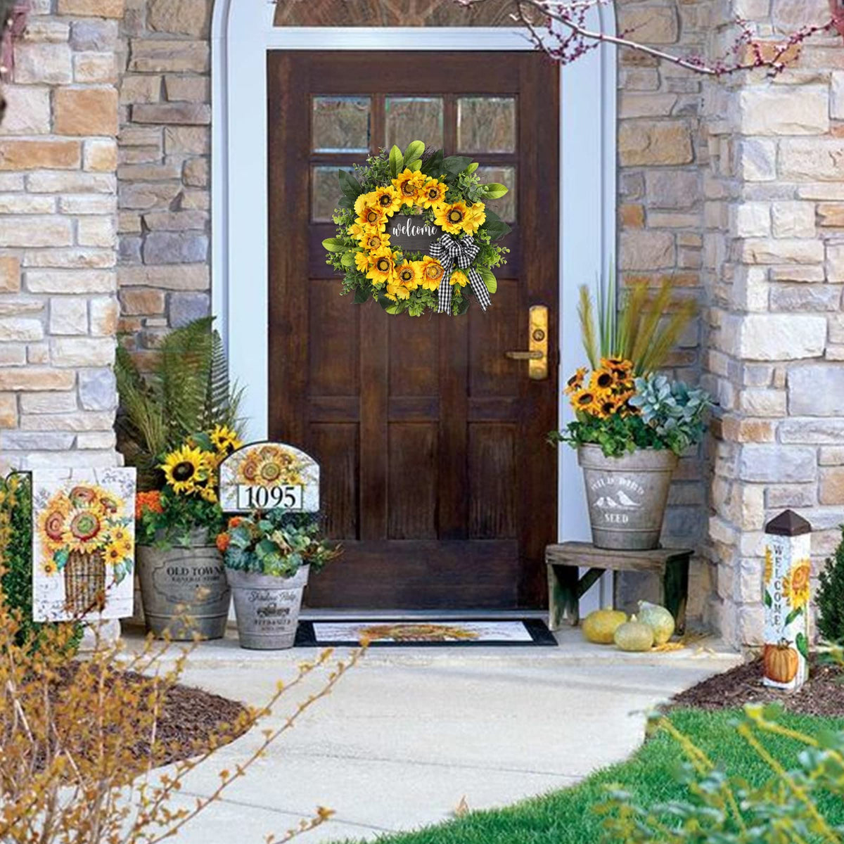 Vofuly wood sign Welcome on wreath complements country-style interiors.