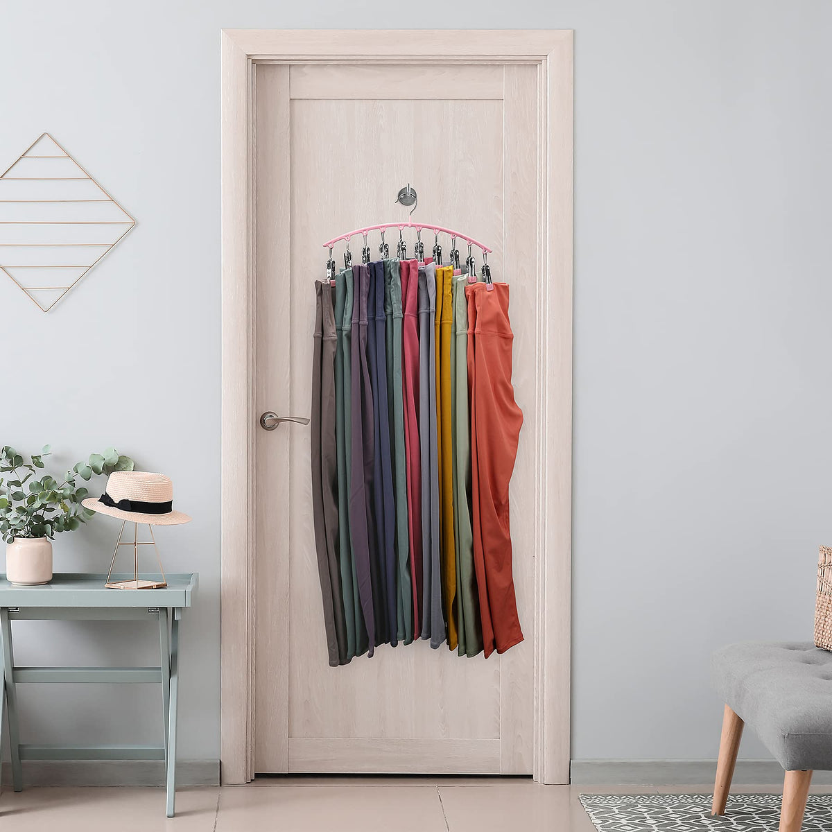 Secure, reconnectable clip system on Volnamal hangers without tools