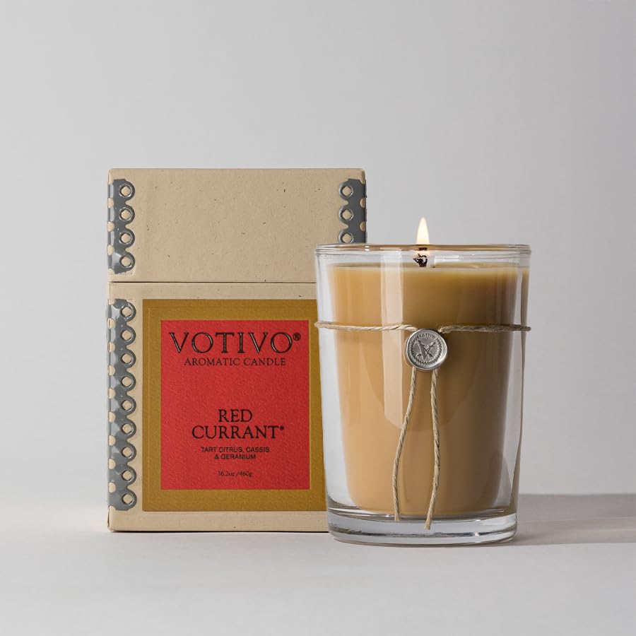 Wick and jar detail highlight premium materials and steady flame.
