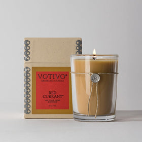 Wick and jar detail highlight premium materials and steady flame.