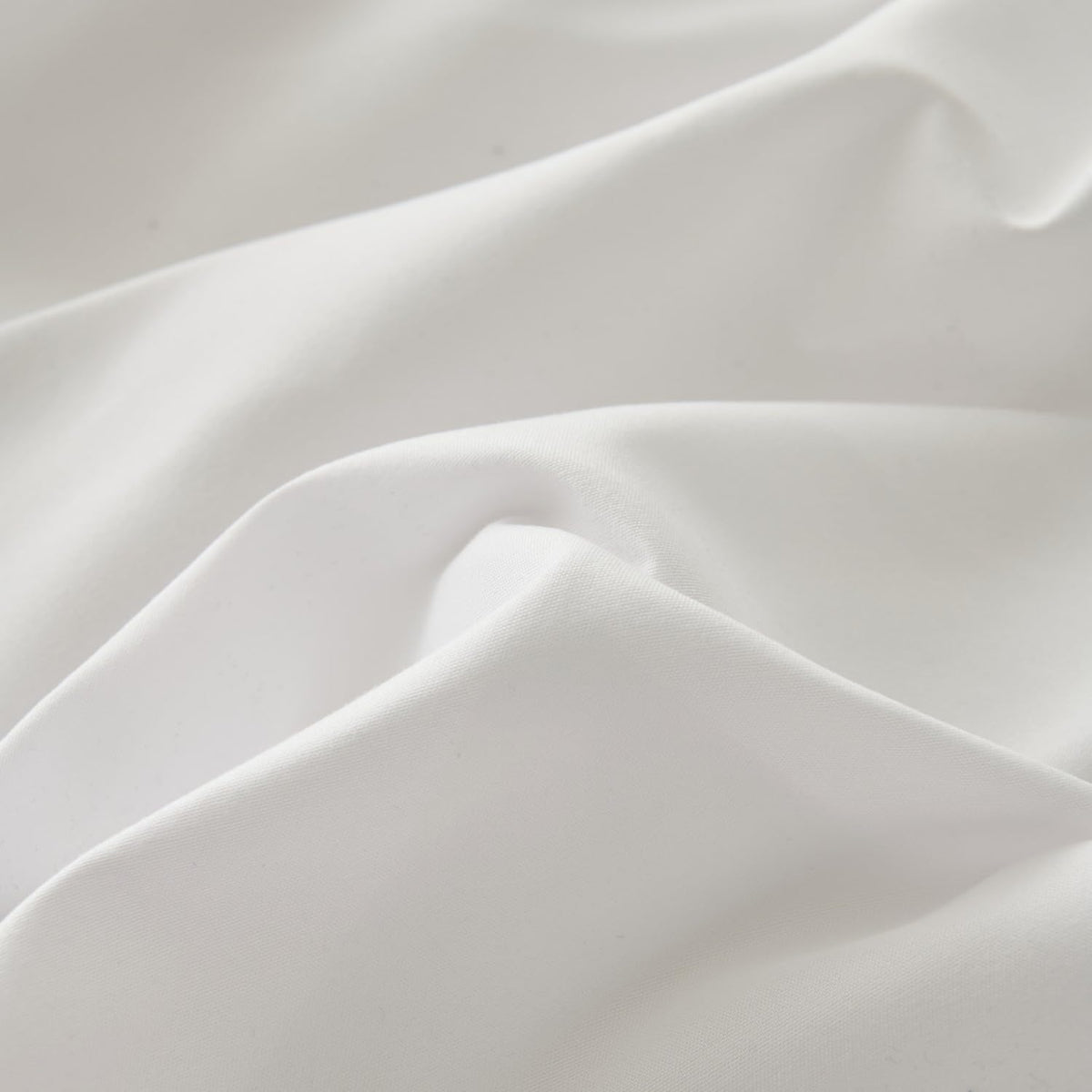 VTNXUN white bed skirt enhances a tidy, finished bedroom aesthetic