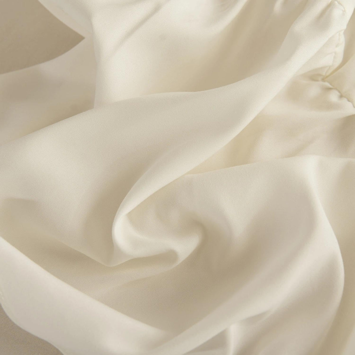 VTNXUN ivory bed skirt on a queen bed showing full bed look