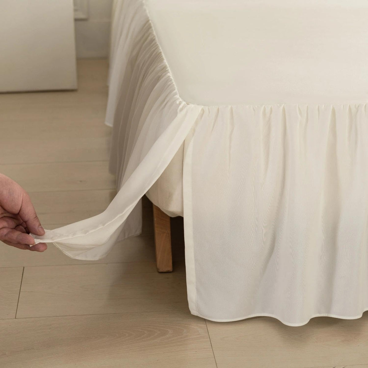 VTNXUN ivory bed skirt close-up of the ruffled edge