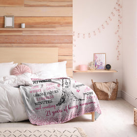 Vuinezo blanket on sofa creates a cozy moment for movie nights.