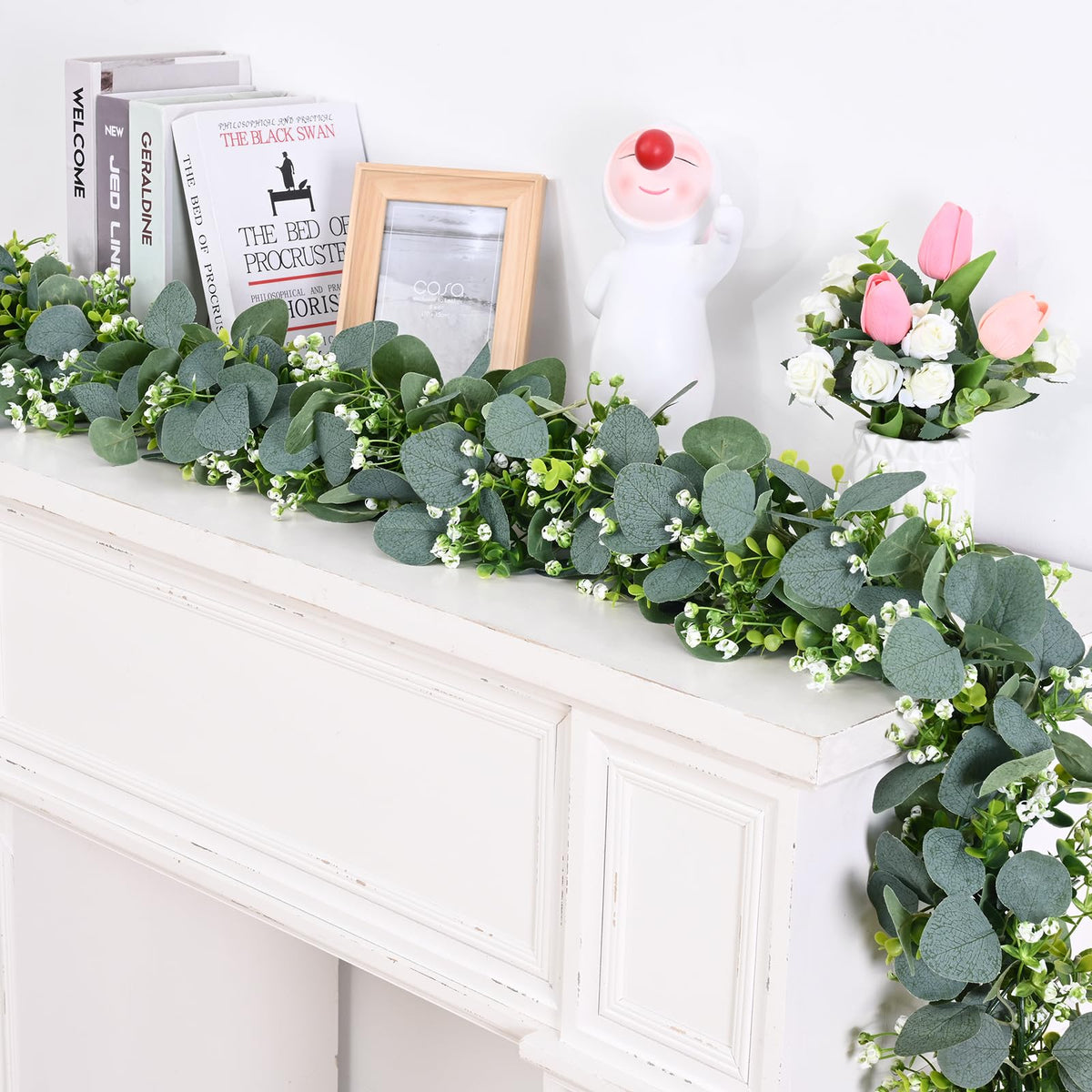 Waipfaru indoor-outdoor decor garland; resistant to weather and easy to clean.