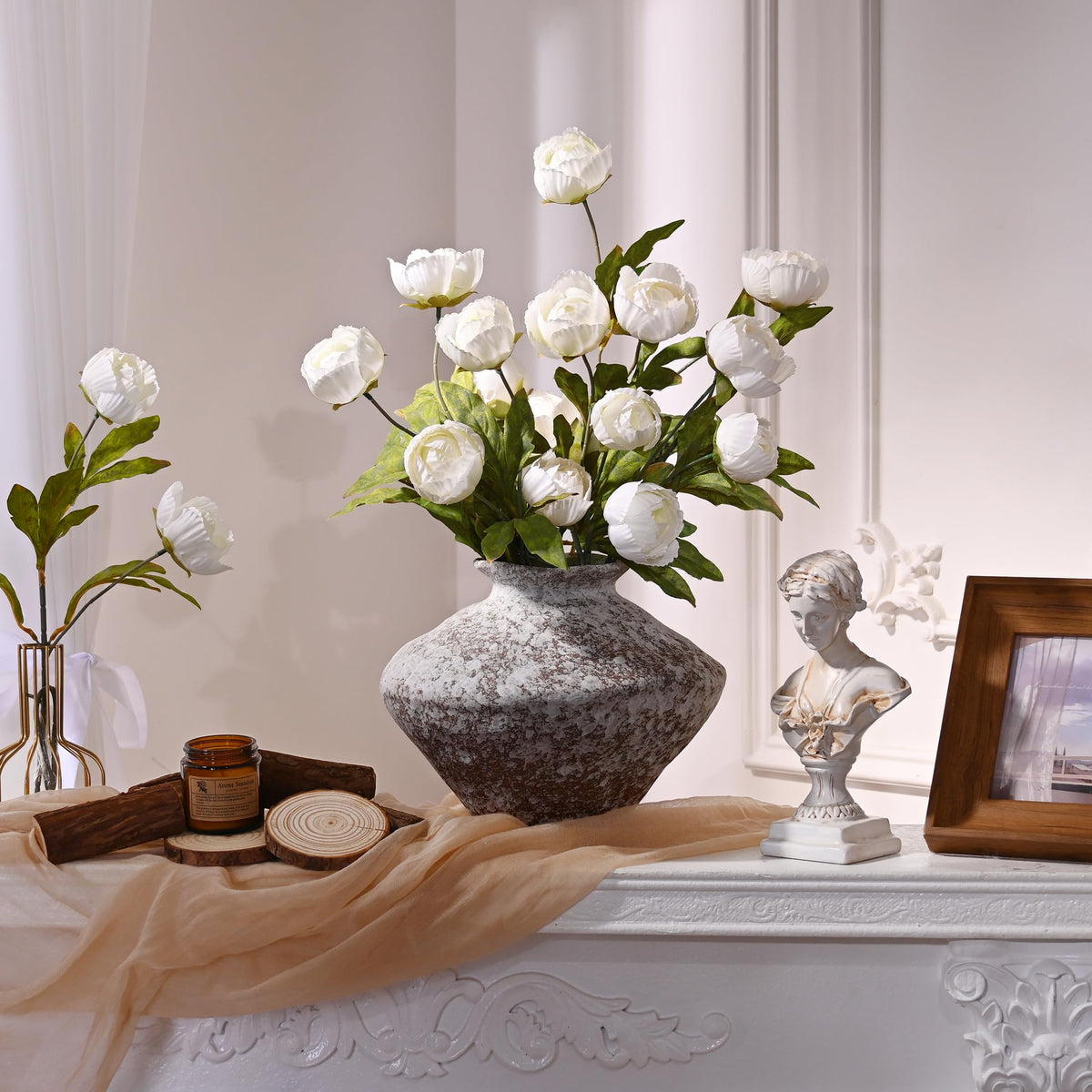 Waipfaru vase filler delivers instant fullness for bouquets and tables.