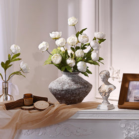 Waipfaru vase filler delivers instant fullness for bouquets and tables.