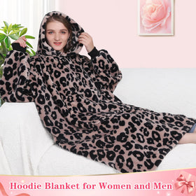 Waitu leopard wearable blanket hoodie pocket closeup shows large front pocket for essentials