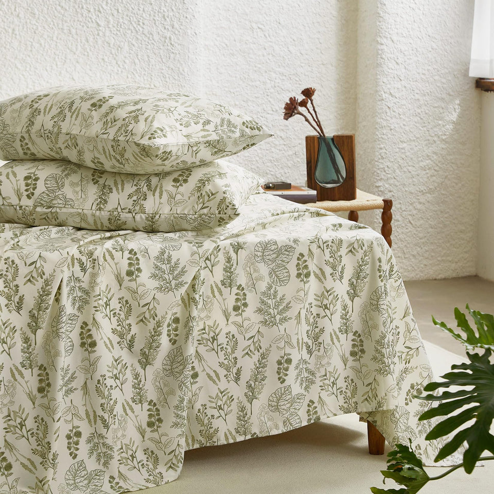 Wake In Cloud botanical leaf pattern bedding enhances vintage charm.