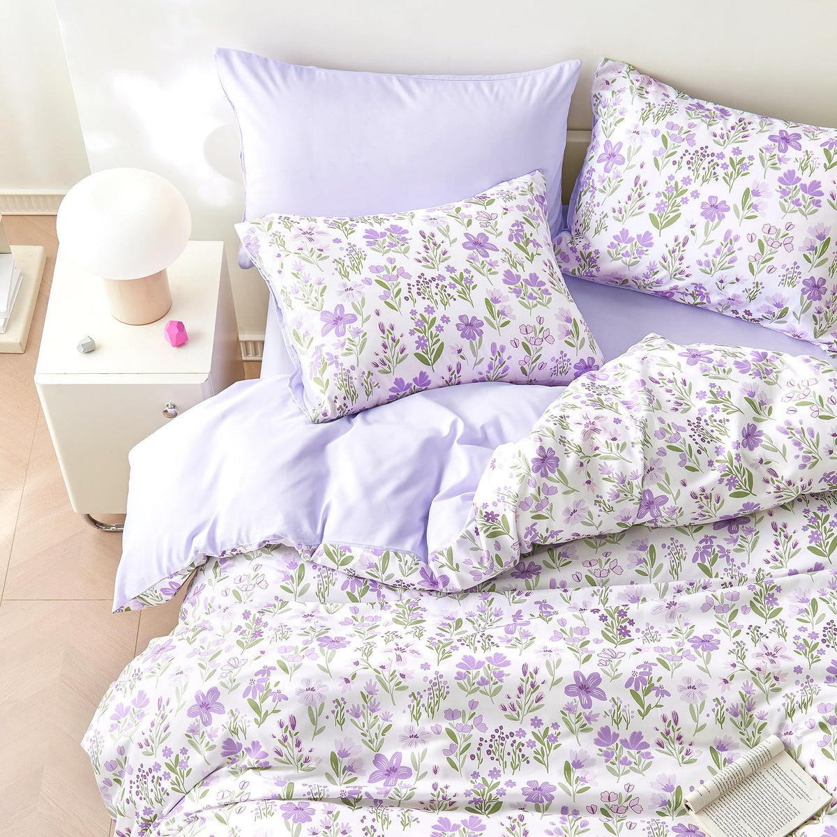 Wake In Cloud comforter stitching details show even fill retention.