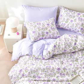 Wake In Cloud comforter stitching details show even fill retention.