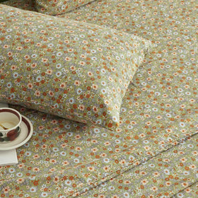 Wake In Cloud flat sheet 90x102 on a queen bed for generous coverage.
