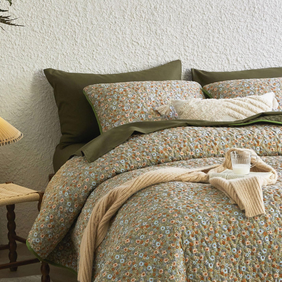 Wake In Cloud floral quilt with daisy pattern adds vintage charm and cozy comfort.