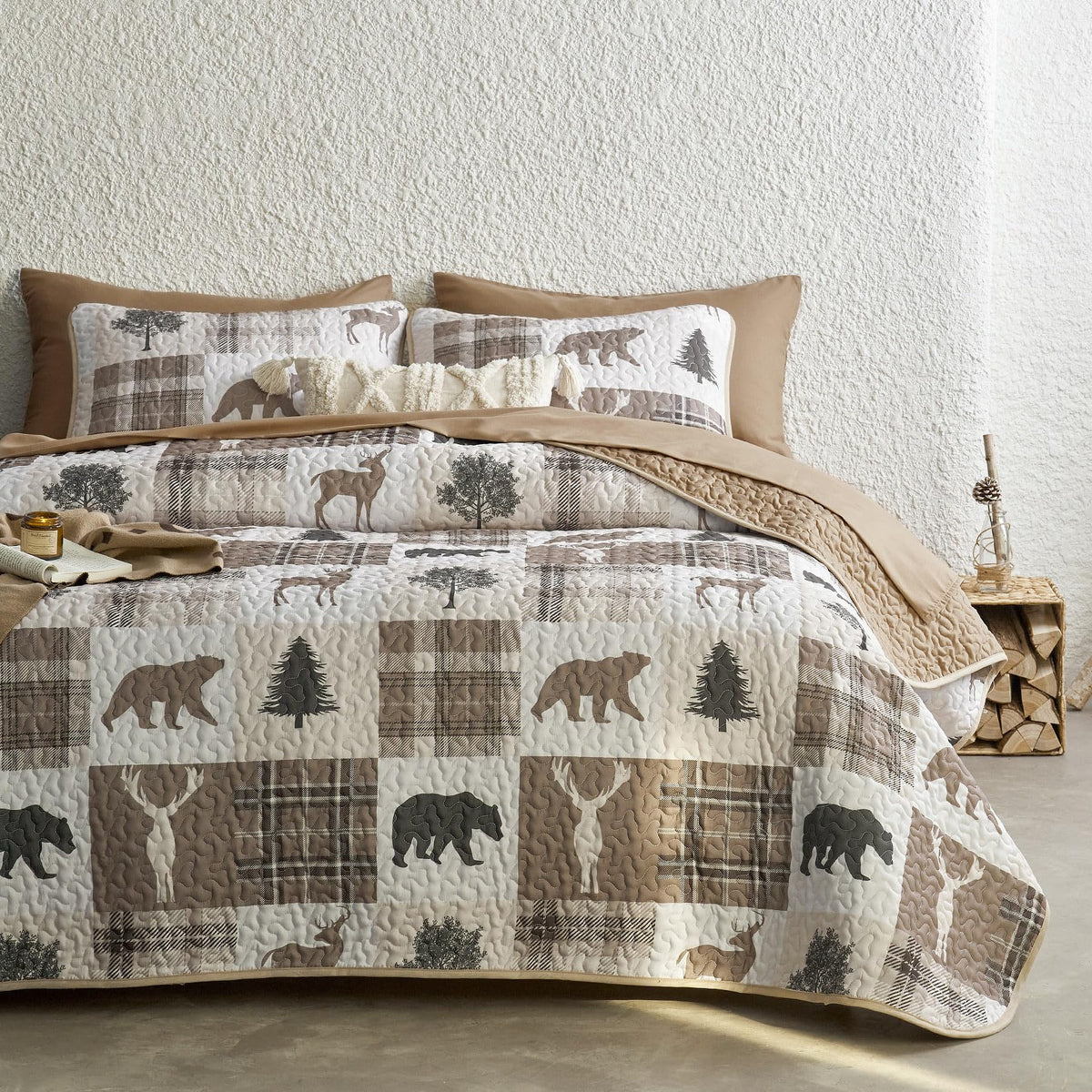 Wake In Cloud bear patchwork quilt in tan-brown tones adds cozy lodge charm.