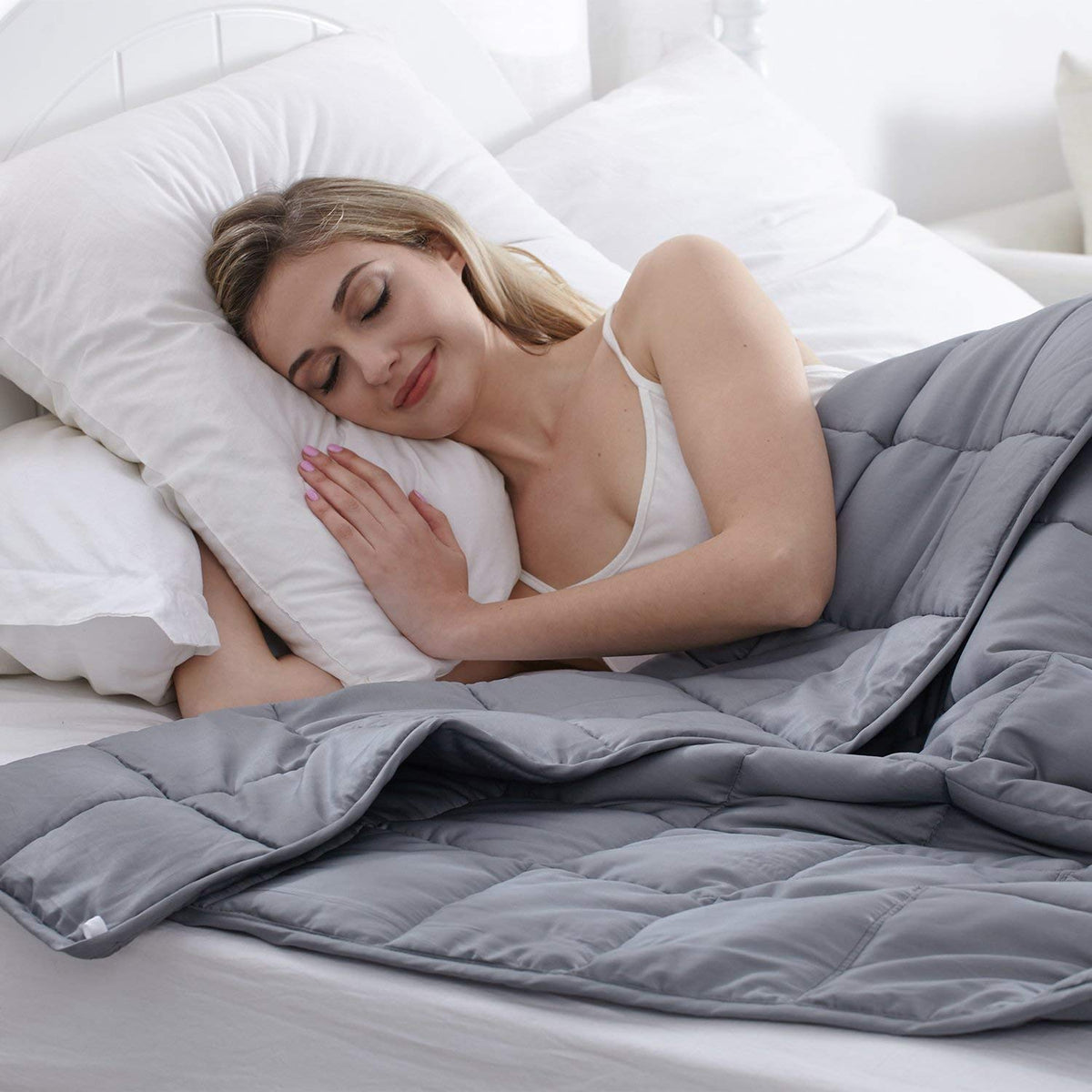 Waowoo queen-size blanket on bed highlights even bead distribution for consistent weight.