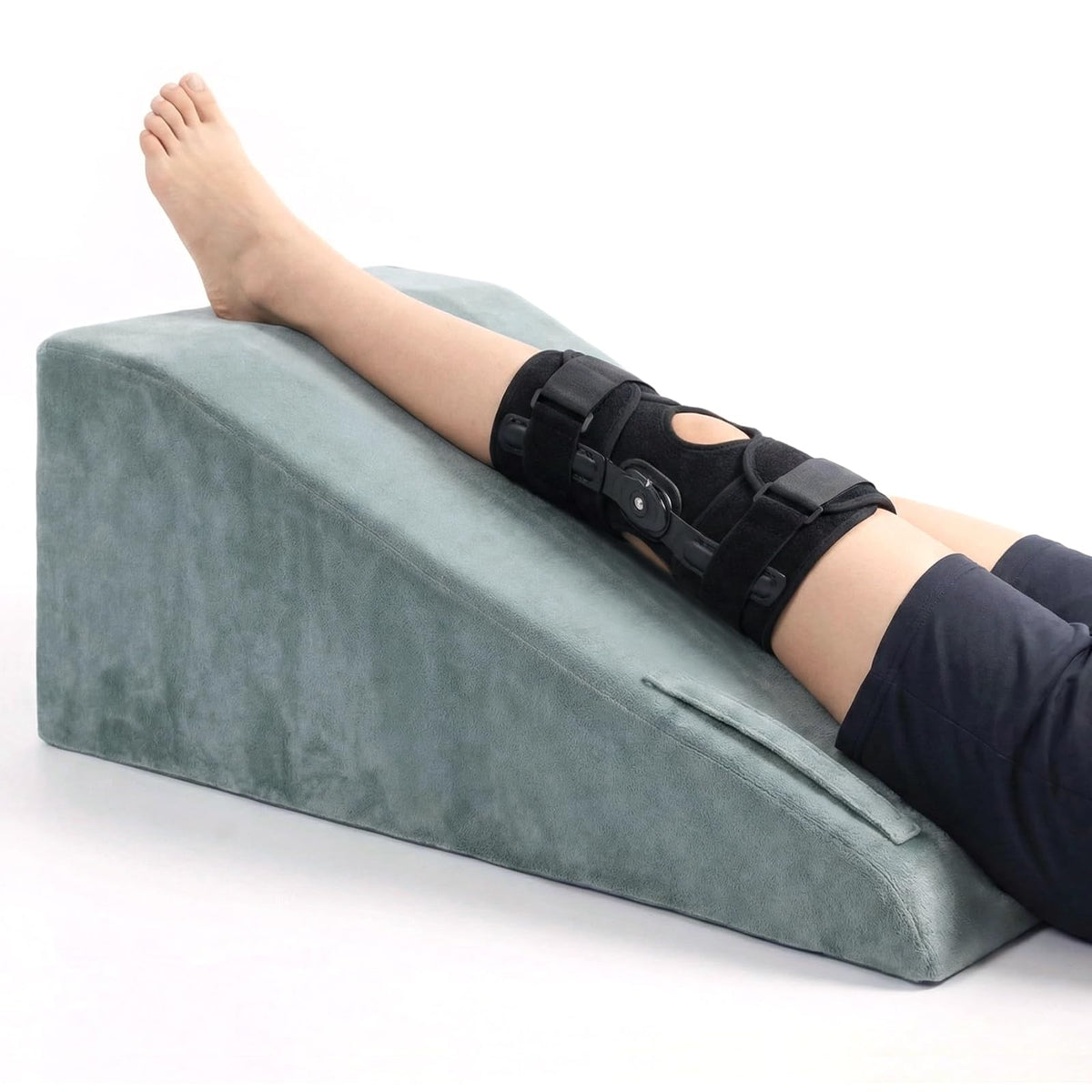 WarmInsula leg elevation pillow, side view, for stable elevation during recovery.