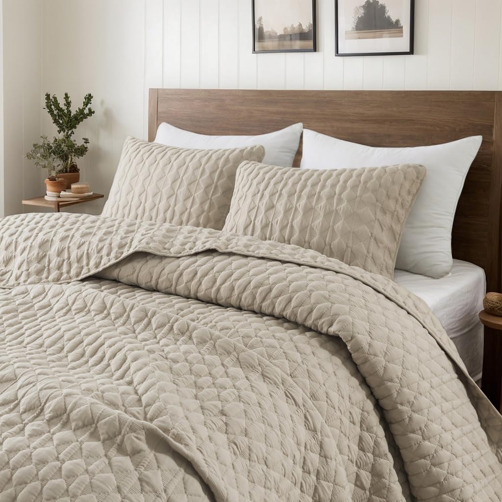 WDCOZY beige quilt queen closeup stitching adds cozy, modern texture to the bed
