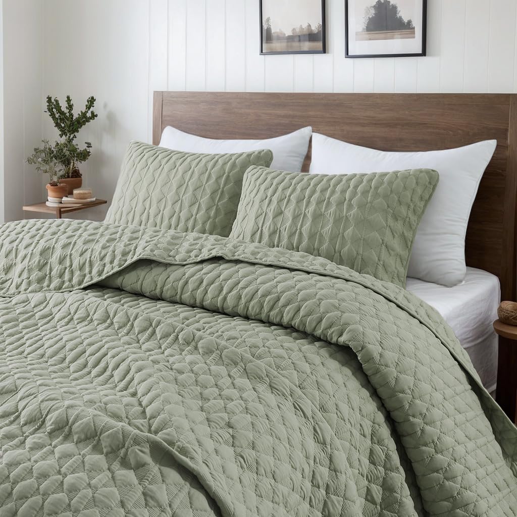 WDCOZY California King quilt with bubble texture drapes smoothly over the bed.