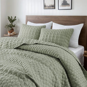 WDCOZY California King quilt with bubble texture drapes smoothly over the bed.
