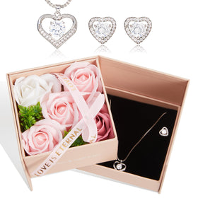 WDS WONDROUS heart-necklace close-up, ideal for everyday elegance.