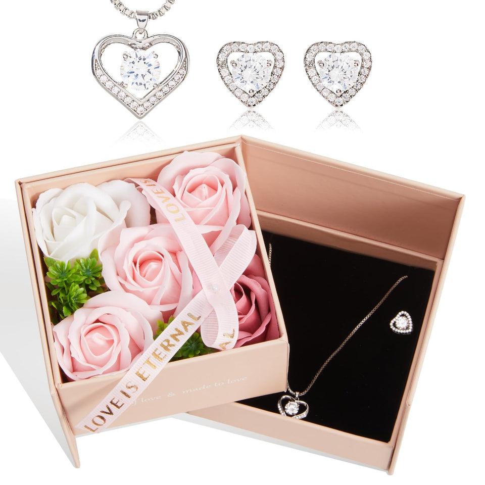 WDS WONDROUS heart-necklace close-up, ideal for everyday elegance.