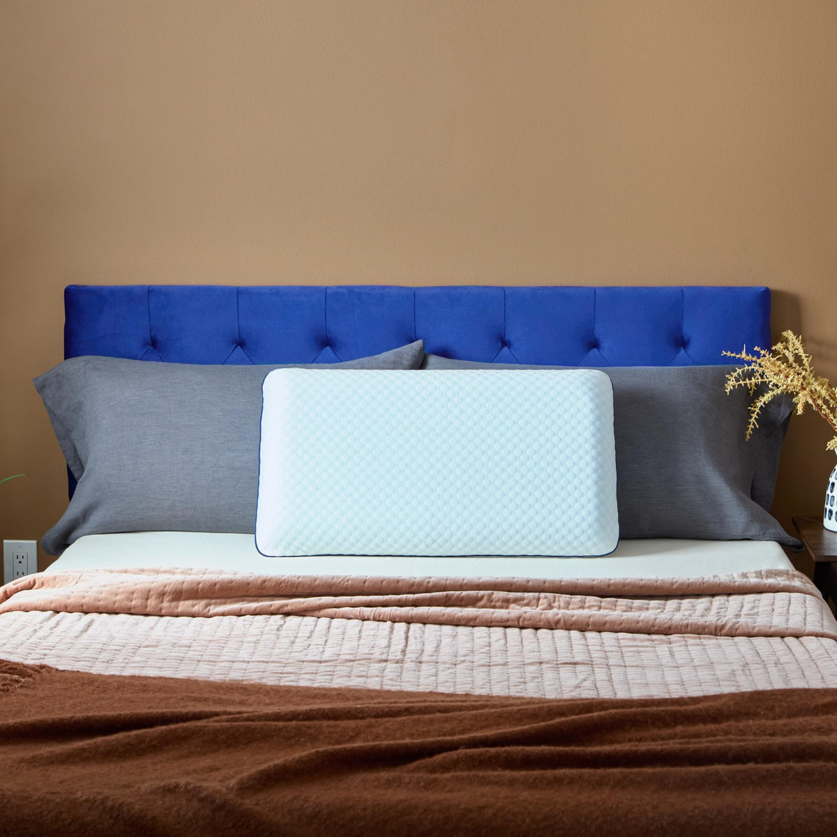 Weekender gel memory foam pillow side-sleepers receive targeted neck support.