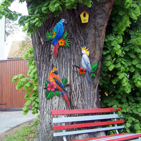 Weibefee indoor-outdoor parrot wall art creates inviting garden vibes