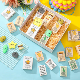 Gift box packaging with raffia from Wettarn for office gifting.
